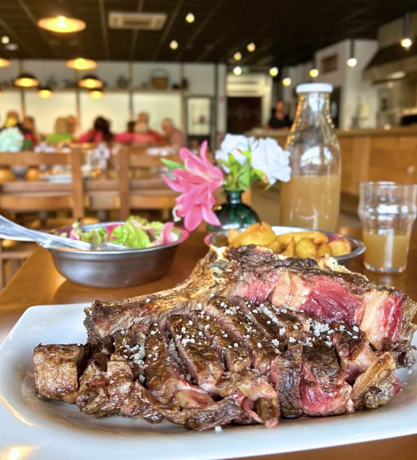 Txuleta tranchée, la côte de bœuf de la Cidrerie Berri servie avec salade, frites et Sagarno