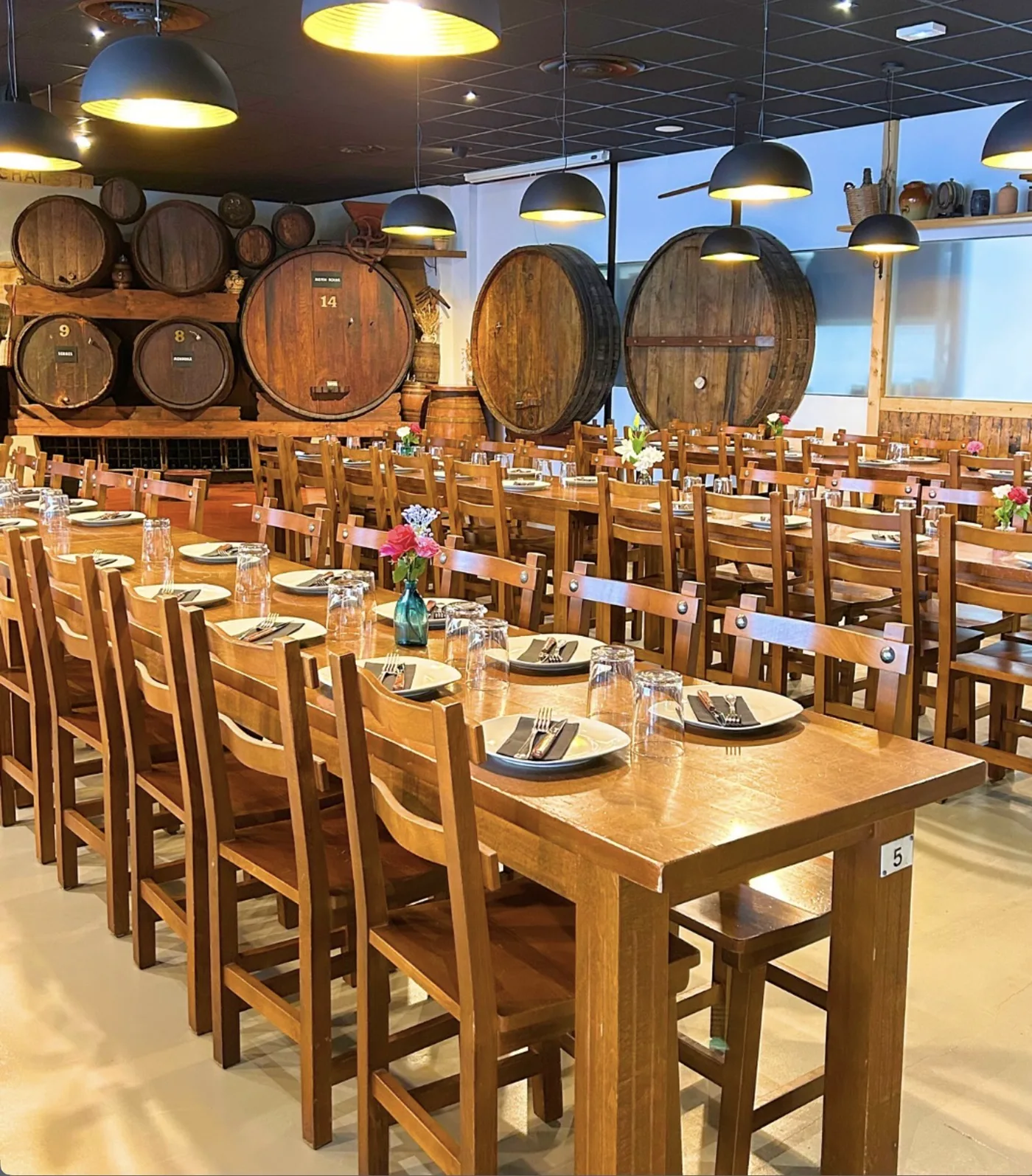 Les longues tables communes de la Cidrerie Berri, adaptées aux repas de groupe depuis Bayonne