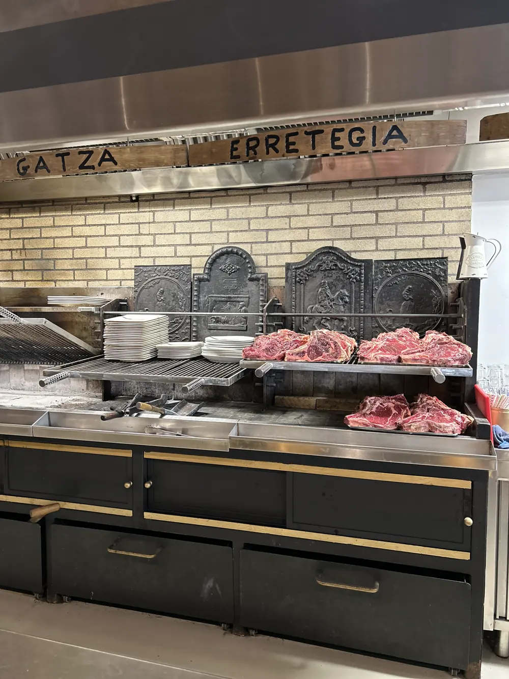 Côtes de bœuf salées à la Gatza en attente sur le gril de l'Erretegia, à la Cidrerie Berri