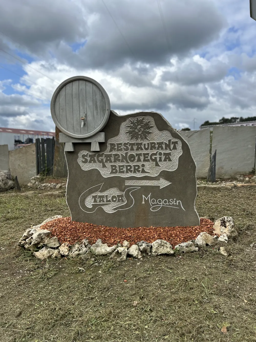 L'enseigne en pierre de la Cidrerie Berri à Ascain, à vingt-cinq minutes de Biarritz