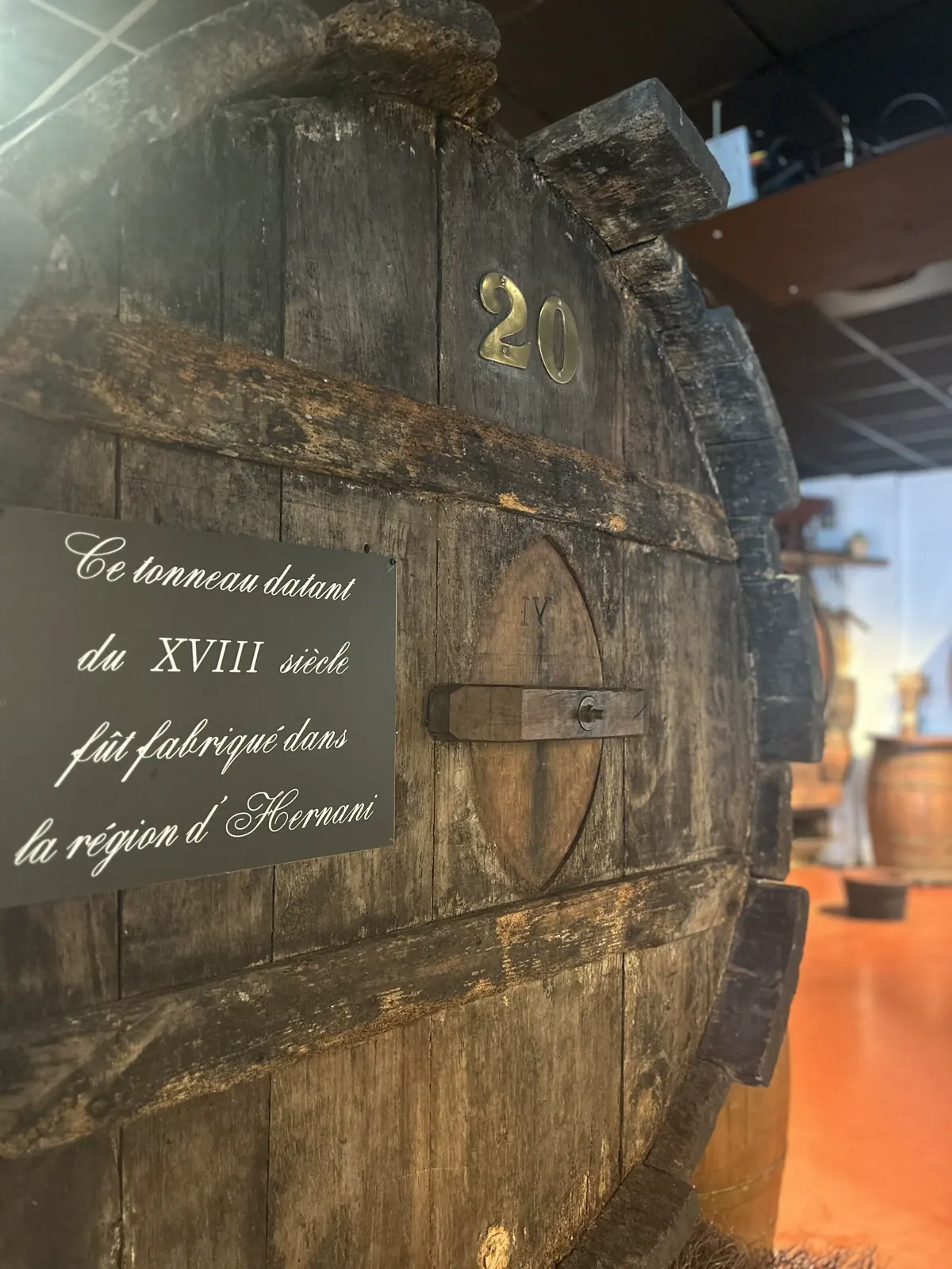 Fût de chêne du XVIIIe siècle au chai de la Cidrerie Berri, prêt pour le txotx